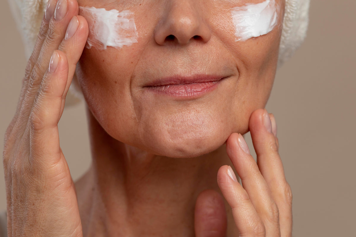 Taches hormonales au visage : comprendre, prévenir et traiter naturellement