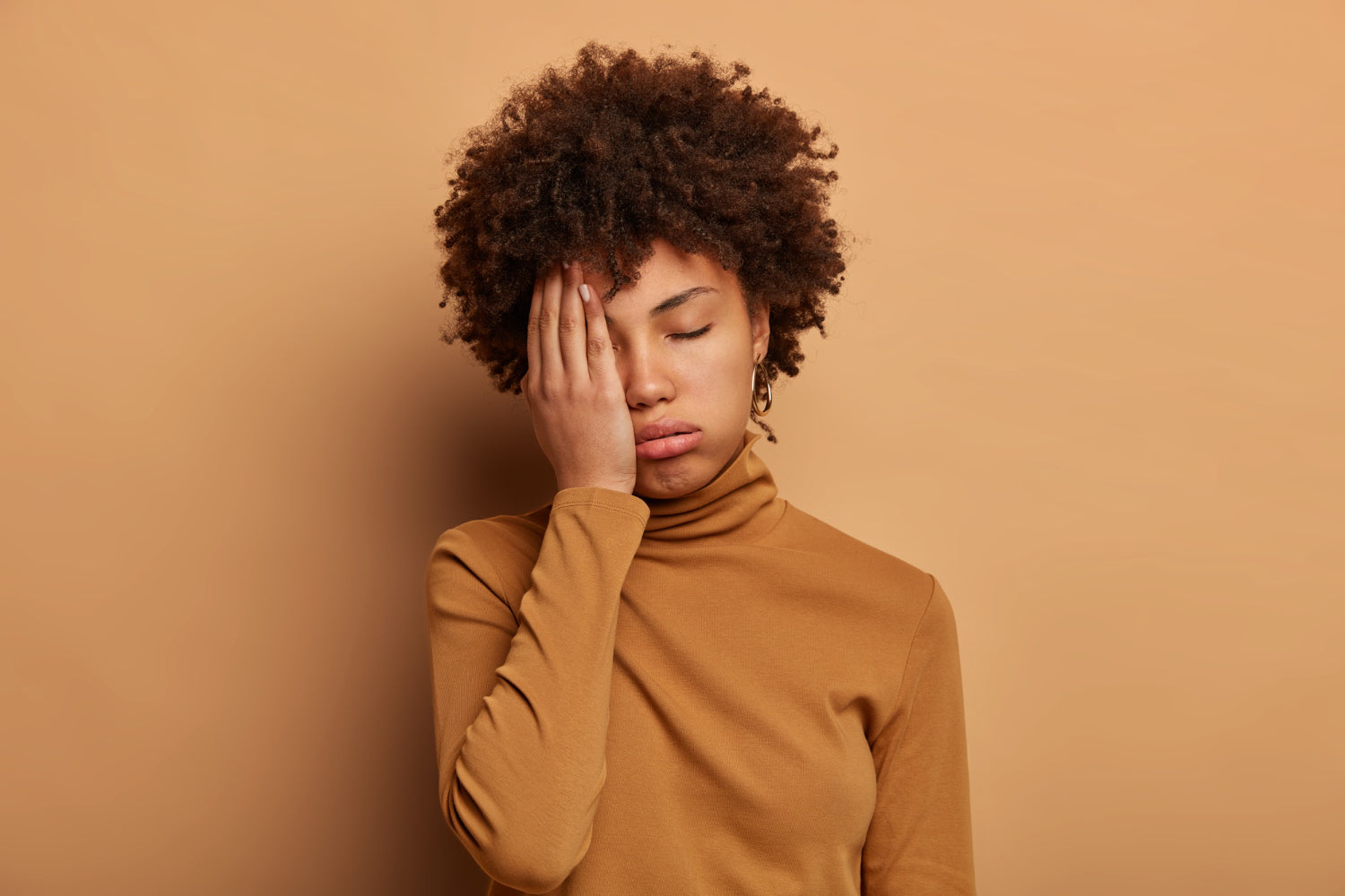 Fatigue avant et pendant les règles : causes et solutions naturelles