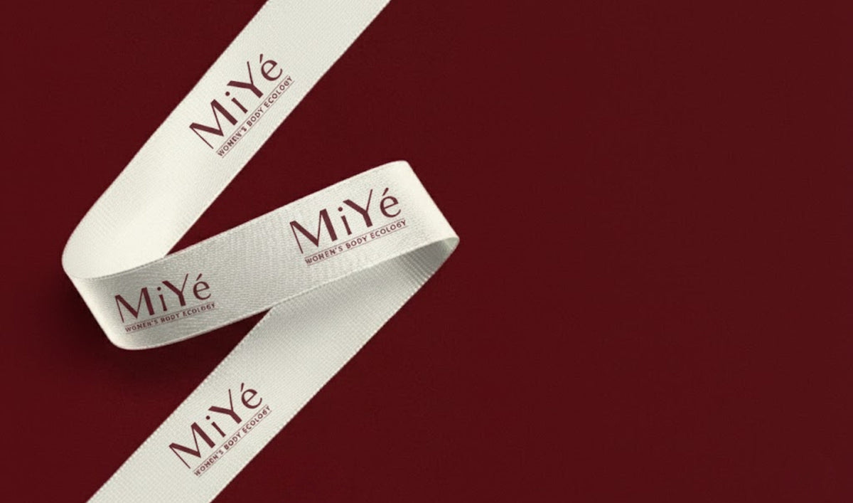 Un ruban estampillé MiYé sur un fond uni