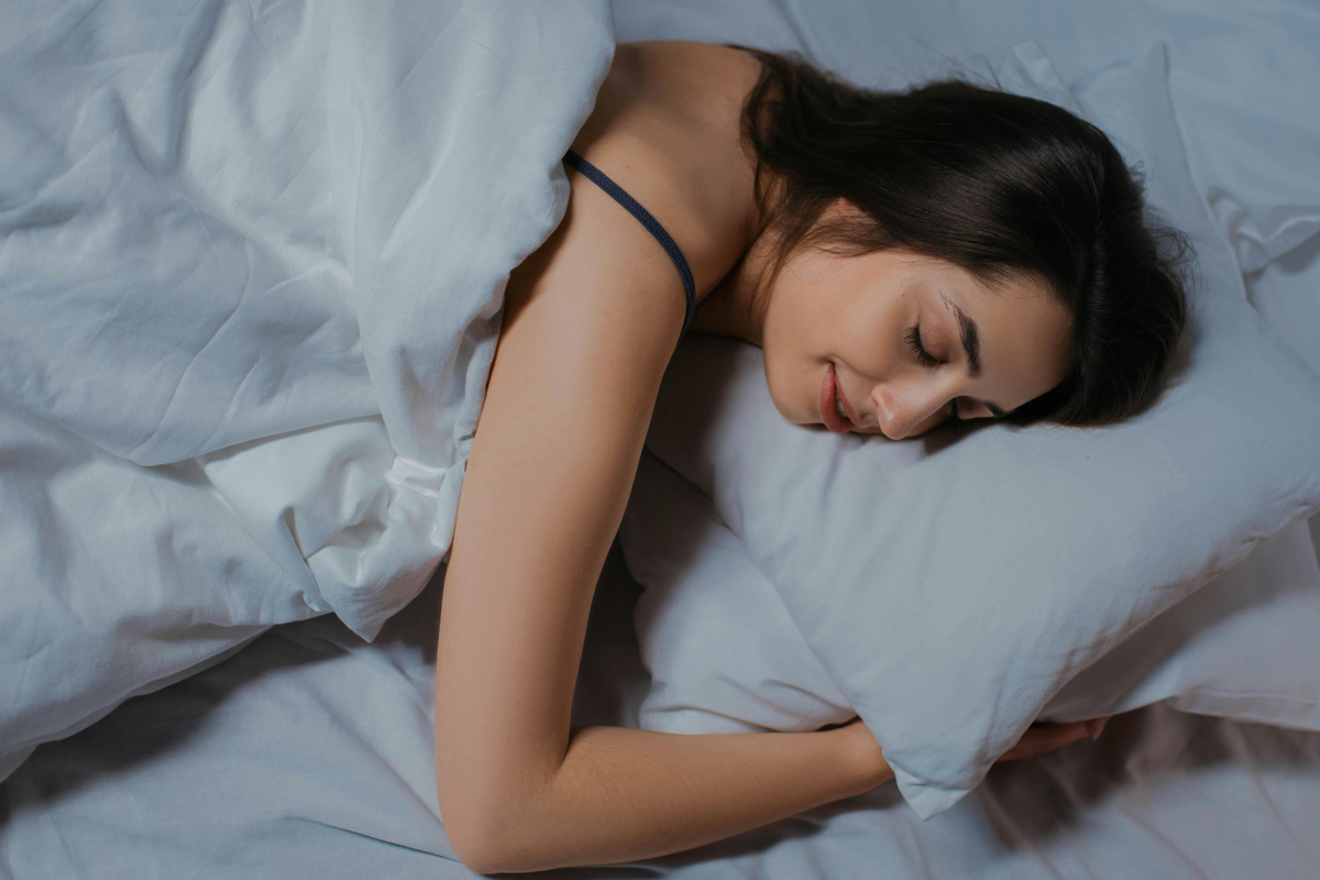 Une femme dormant paisiblement