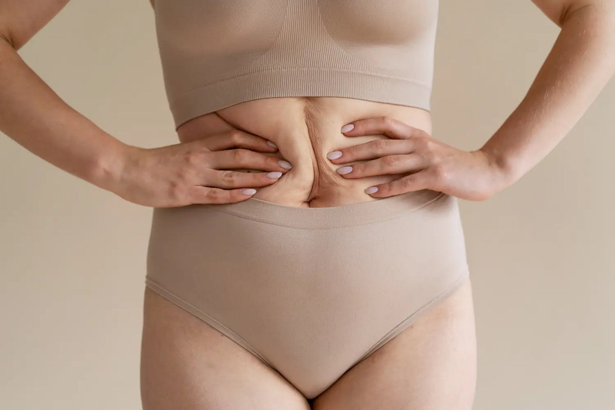femme tenant son ventre