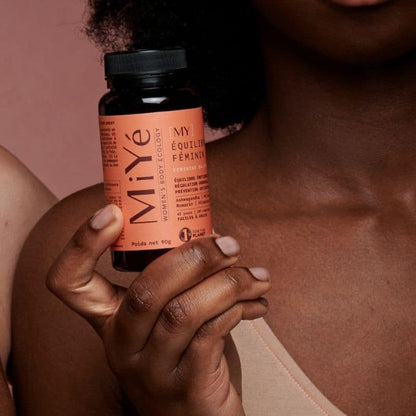 Équilibre féminin tenue par une femme dans sa main