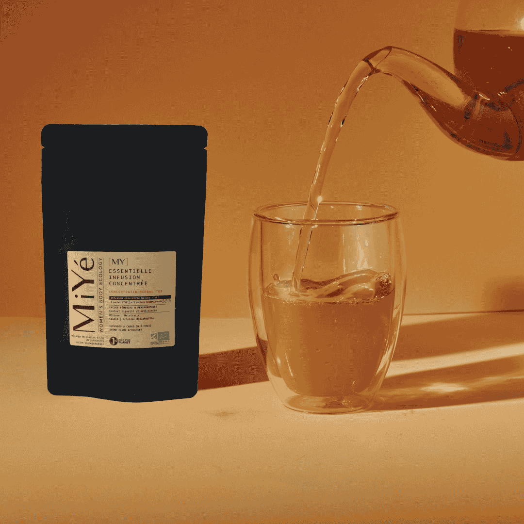 [MY] Essentiels infusion concentrée, infusé dans de l'eau et versé dans un verre