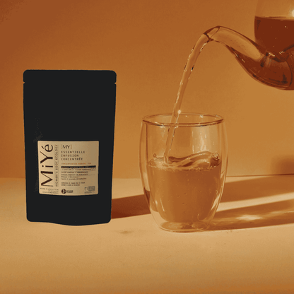 [MY] Essentiels infusion concentrée, infusé dans de l'eau et versé dans un verre