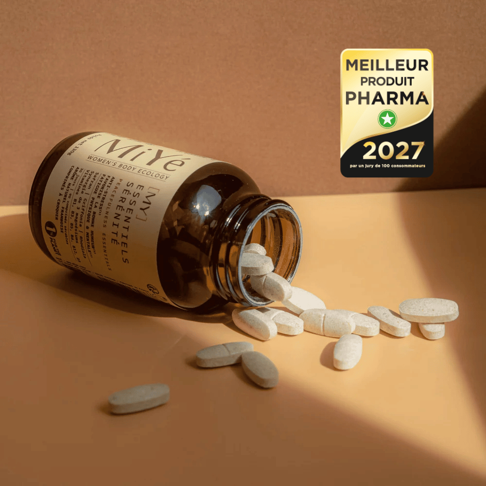 Un pilulier [MY] Essentiels sérénité déversé sur une table, à côté se situe le logo meilleur produit pharma 2027 dont les essentiels sérénité sont lauréats